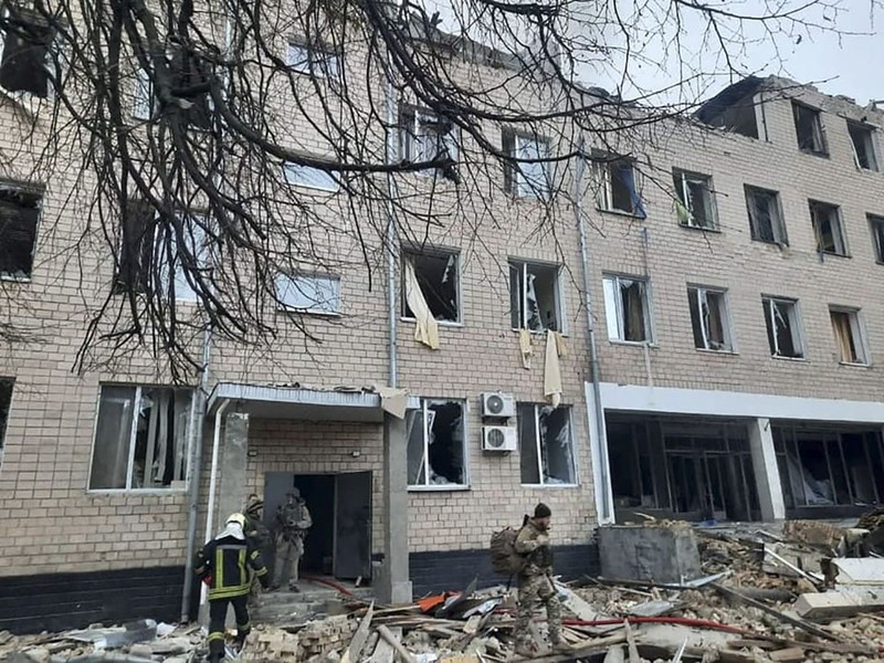 Urmările unei explozii: o clădire a unei unități militare din Kiev a fost distrusă. FOTO: Profimedia