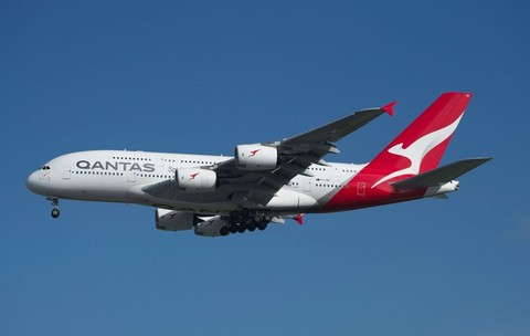 avion Qantas în aer