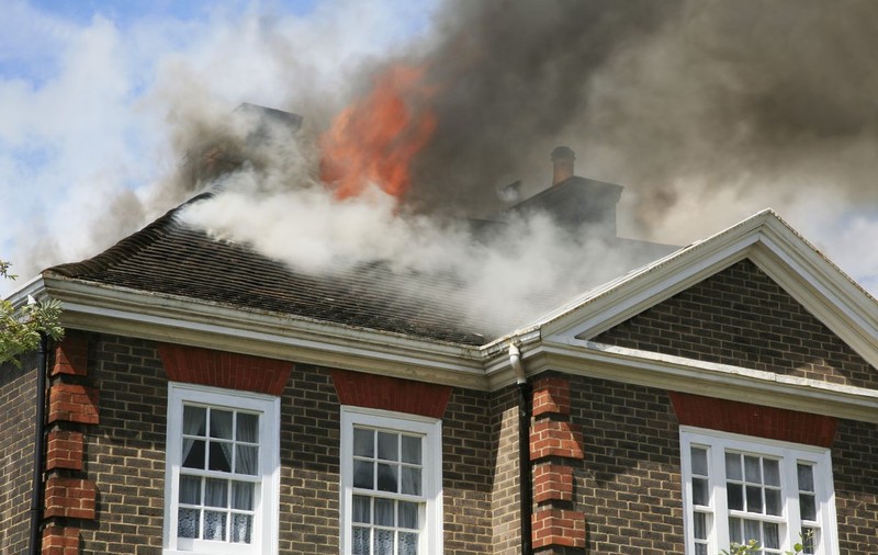 Un băiat de 11 ani a salvat un bebeluş din incendiu