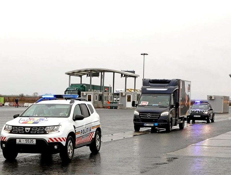 Convoiul de transport al primei tranșe de vaccin anti-COVID-19, intrând în vama Nădlac