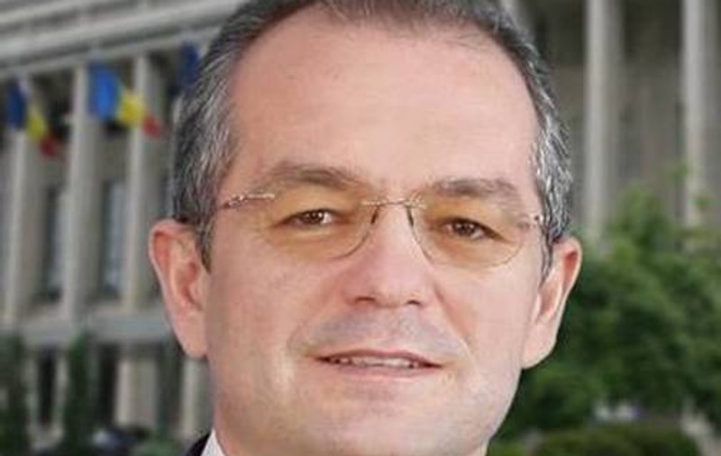 Emil Boc și-a luat PERNE ÎN CAP pe stradă! Vezi cum s-a întâmplat! Video