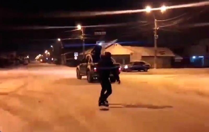 Amendat pentru că s-a dat cu snowboard-ul pe drum, în Motru