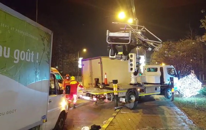 Doi muncitori au căzut de pe platformă în timp ce împodobeau un brad, în Suceava