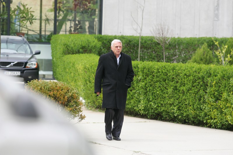 Mircea Radulescu soseste la Casa Fotbalului,din Bucuresti, joi 7 mai 2009.