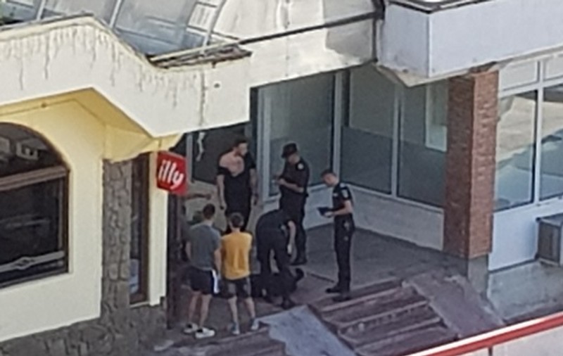 Scandal la Reșița: un bărbat beat sau drogat a intrat cu un cuțit în mână într-o pizzerie și a trecut la amenințări