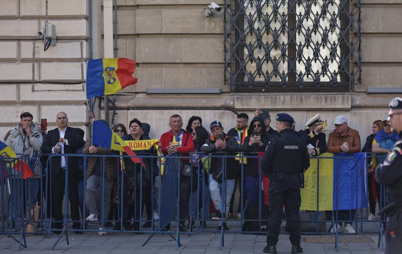 Susținătorii lui Călin Georgescu s-au dus la depunerea candidaturii lui Crin Antonescu la alegerile prezidențiale