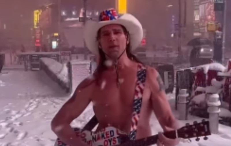 Nici măcar furtuna de zăpadă record din New York nu l-a oprit pe Cowboy-ul dezbrăcat să cânte în Times Square I VIDEO
