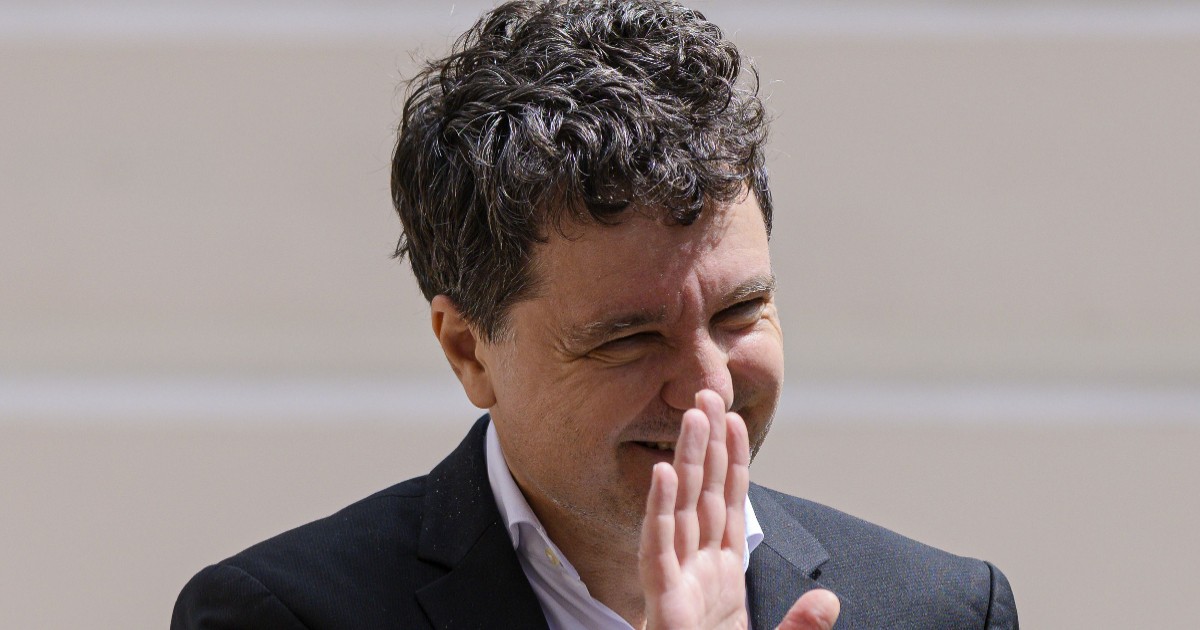 Nicușor Dan zâmbește și le face cu mâna fotografilor