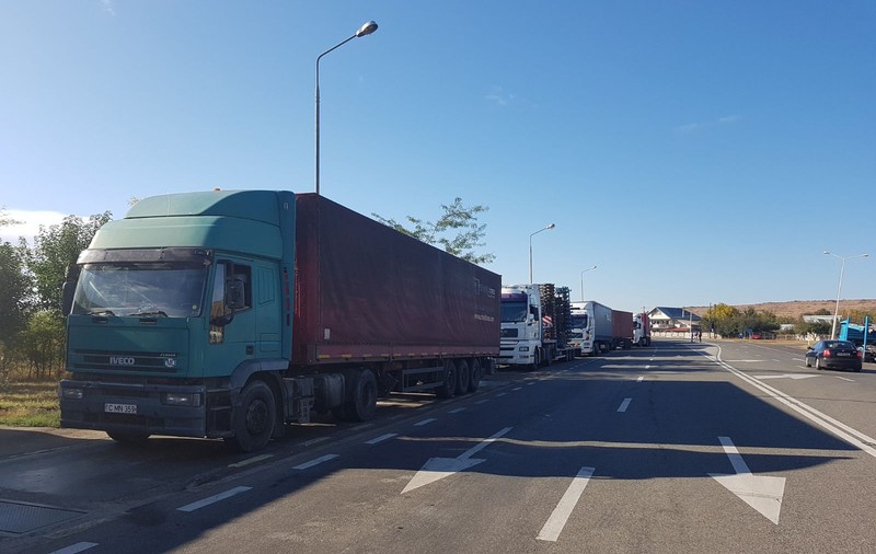 VIDEO| TIR-urile trase pe dreapta pe DN 1, pe Valea Prahovei, din cauza vremii încep să plece