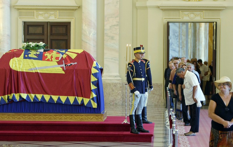Coadă de 50 de metri la catafalcul Reginei Ana: ”Am venit să trăiesc din nou istoria”