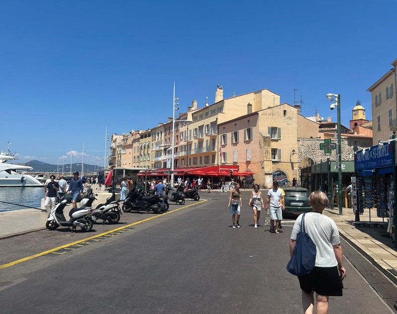 Cât costă să mănânci la restaurantul din Saint-Tropez preferat de Brigitte Bardot, De Funes, Armani sau Pablo Picasso. Între „jecmăneală” și „cea mai frumoasă terasă din lume”
