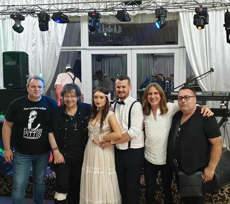 Leo Iorga alături de miri și de colegii lui
