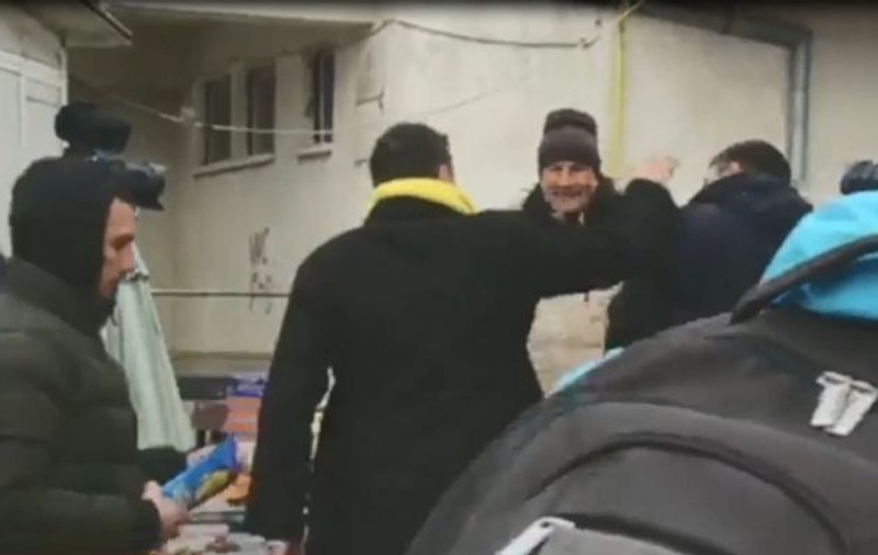 George Simion și cameramanul său, glume fizice la Botoșani. Reacția liderului AUR când un bărbat refuză să dea mâna cu el
