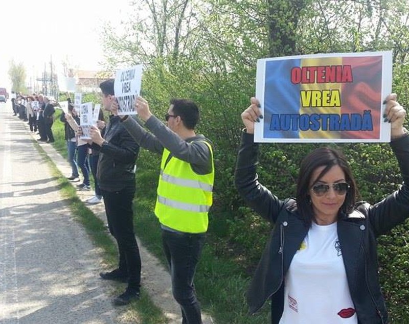 Oltenii nu se lasă! Au făcut din nou lanţ uman pentru autostradă