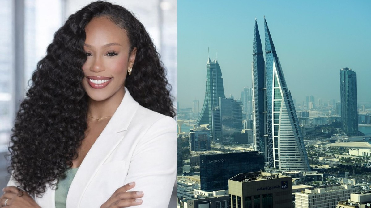 Mikayla McGhee, o tânără din SUA, în costum alb/ Bahrain World Trade Center din Manama, Bahrain.
