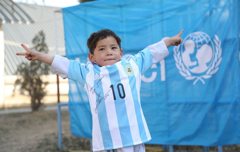 Copilul afgan, care se juca îmbrăcat într-o pungă cu numele lui Messi, a primit un tricou din partea idolului său