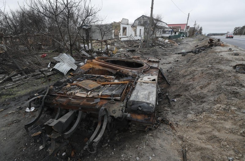 Tanc abandonat de soldații ruși la Zalisia, lângă Kiev.