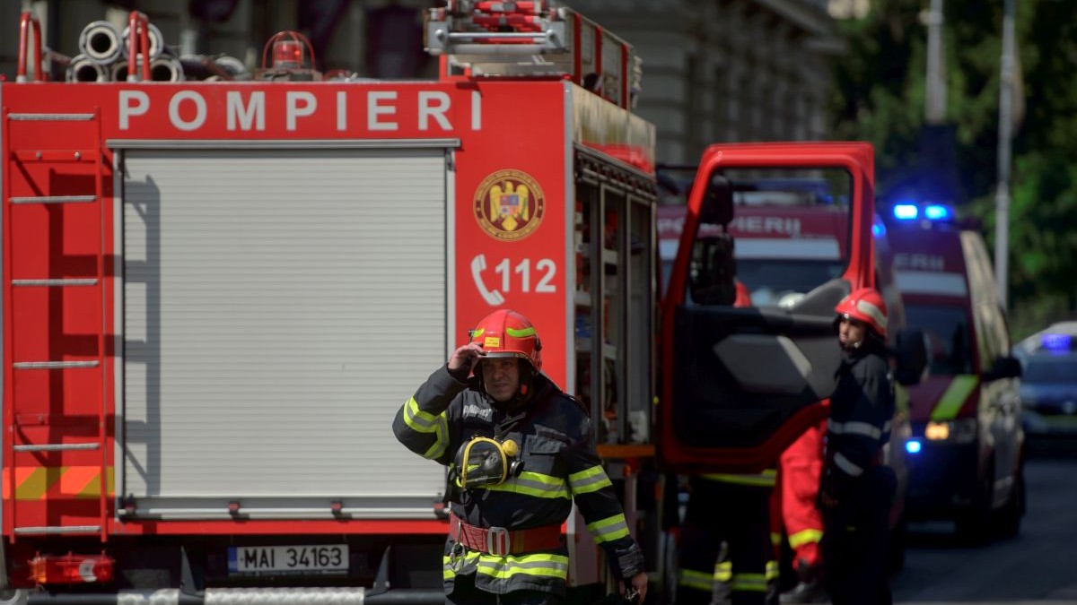 Pompieri participa la o interventie in cazul unui incident