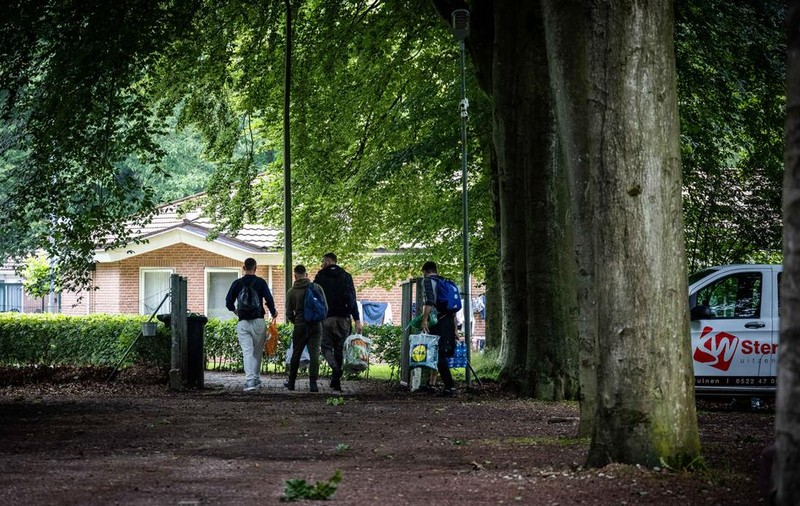 100 de muncitori migranți români ar putea fi dați afară de primăria unui oraș olandez din casele oferite de angajatorul lor