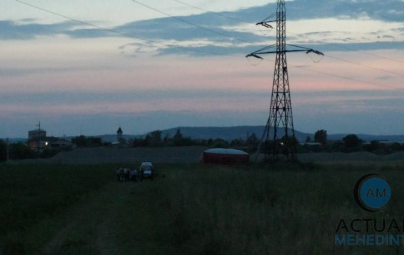 Un bărbat care a stat aproape o zi pe un stâlp de tensiune din Mehedinți a fost convins să coboare. A fost internat la psihiatrie