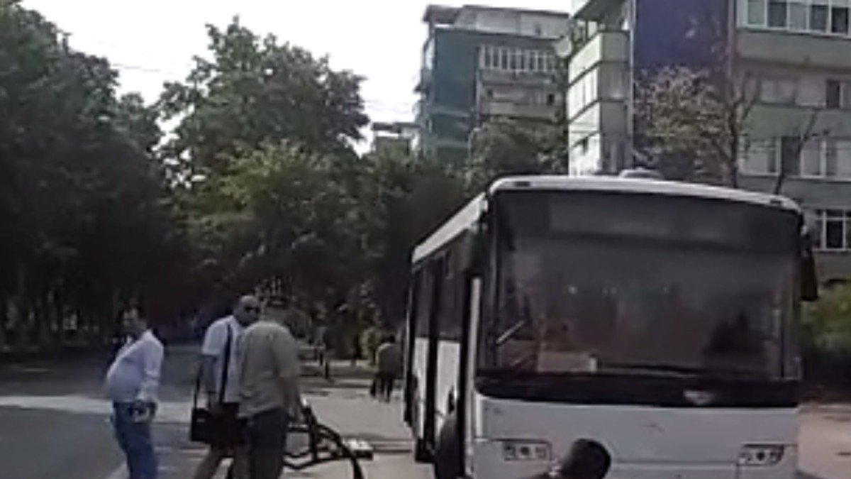 Foști sau actuali șefi din instituții din Prahova care țin de autoritățile publice s-au mobilizat, sâmbătă după-amiază, pentru a participa la mitingul PSD din București. Cu carnet de partid sau fără, toți spun că merg „din convingere” să protesteze în București, chiar dacă sunt de partea puterii politice.