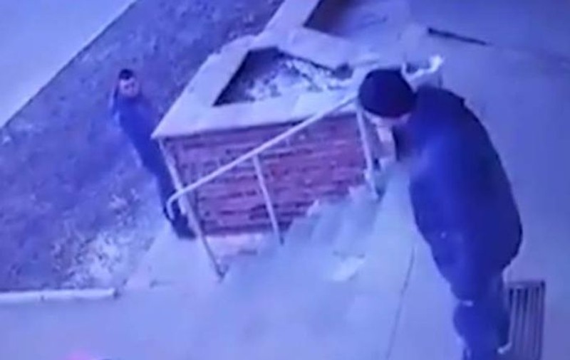 Un tată a fost filmat în timp ce și-a aruncat fetița pe scări în fața unui supermarket | VIDEO