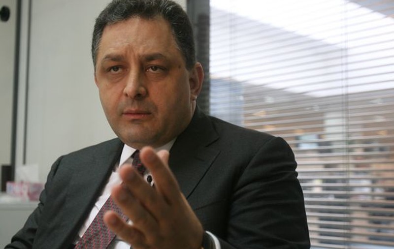 EVACUARE cu scandal! Trei bărbaţi ameninţă că se aruncă de pe casă: "Să vină primarul Vanghelie!"
