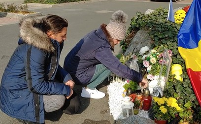 Părinții lui Vili vin zilnic și aprind lumânări în locul unde fiul lor a fost ucis. Foto: Captură video Bild