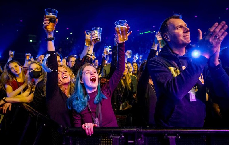 Experiment într-un club din Olanda, cu 1.300 de petrecăreți. Oamenii, încurajați să danseze și să cânte, fără mască, în numele științei