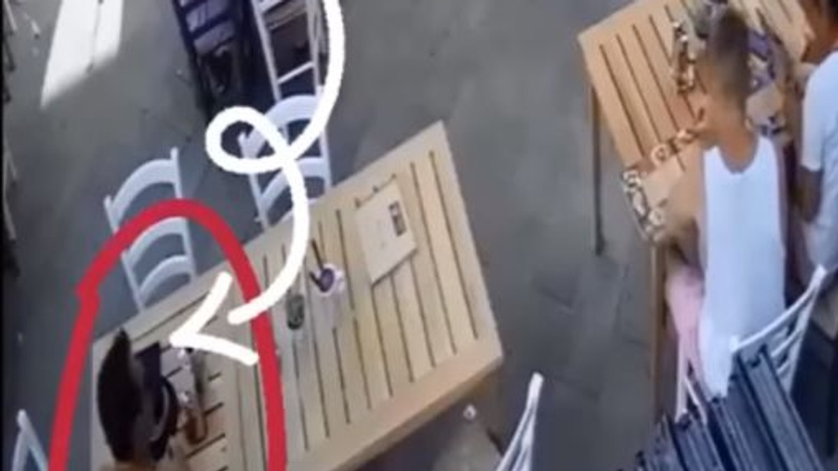 Bărbat filmat în timp ce-și însușea banii lăsați pe masă de un client la o terasă din Mamaia