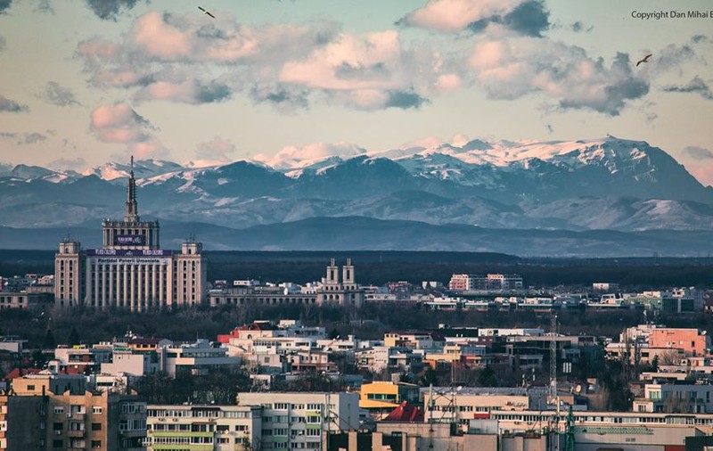 Fotografie spectaculoasă | Munții Bucegi, văzuți din București
