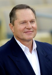 epa01866840 Sports agent Scott Boras watches batting practice prior to the Los Angeles Dodgers/San Francisco Giants game at Dodger Stadium in Los Angeles, California, USA, 18 September 2009. EPA/PAUL BUCK