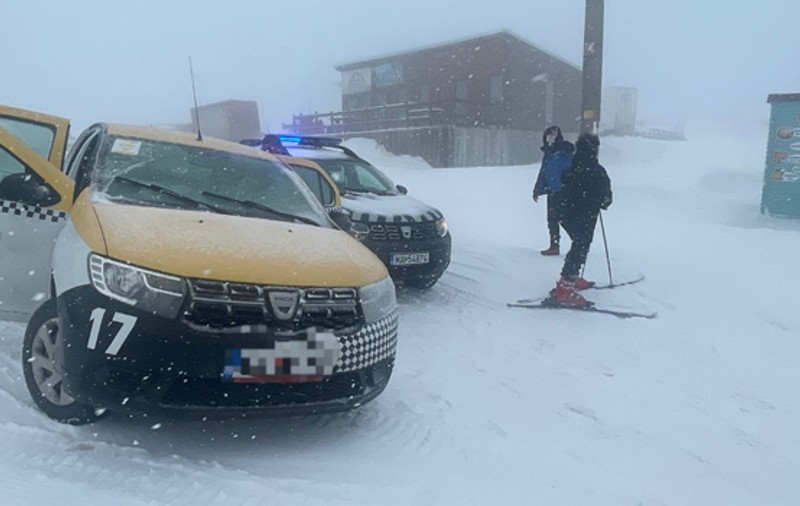 Un șofer de taxi a urcat cu mașina pe pârtia din Muntele Mic, ca să lase un client. Cu cât a fost amendat
