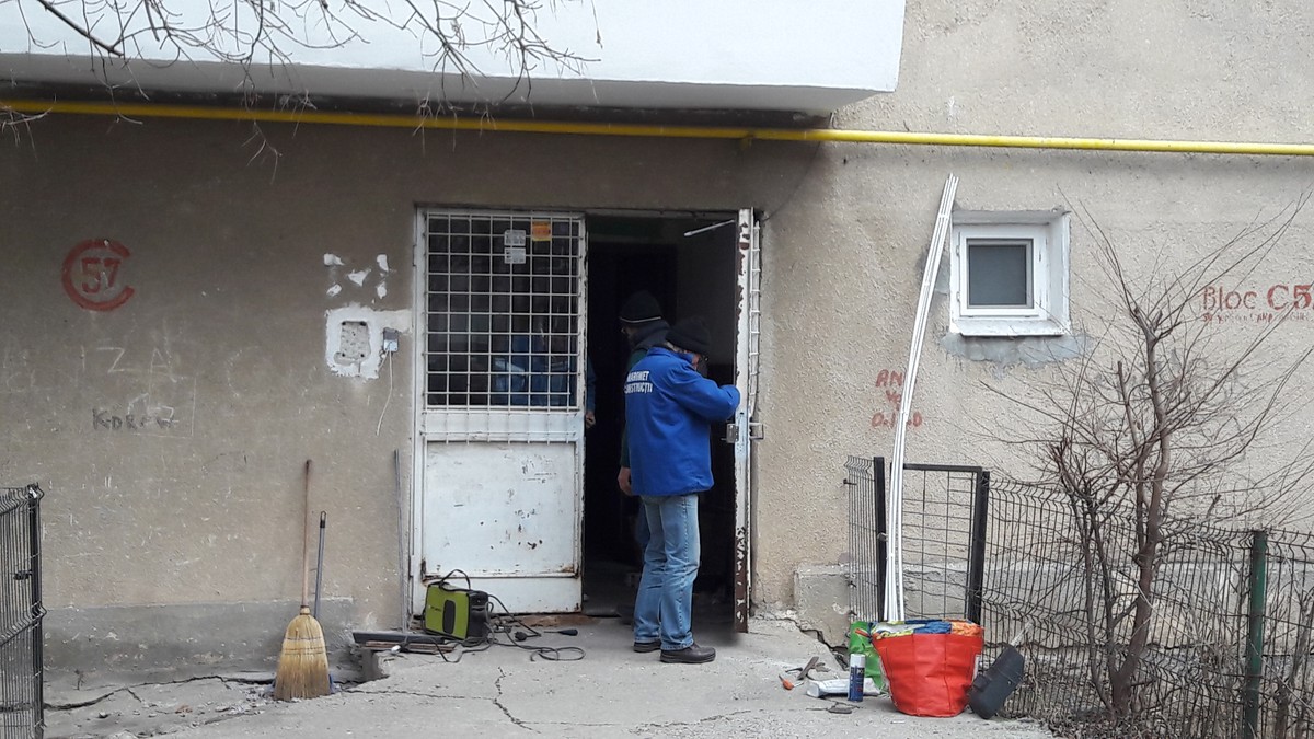 Au montat interfon la ușa blocului în care copiii au fost abuzați de polițist. Aceasta e prima măsură de protecție a locatarilor îngroziți