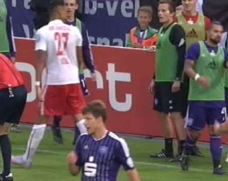 Cazul ”Bricheta” revine: un meci din Cupa Germaniei, abandonat, după ce un obiect aruncat din peluză l-a lovit în cap pe arbitru! ^Spre deosebire de steliști, RB Leipzig cere rejucarea partidei de la Osnabruck / VIDEO