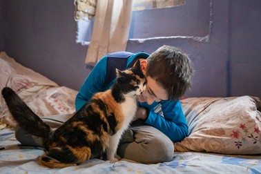 Cătălin şi pisica lui împărtăşesc un moment de tandreţe