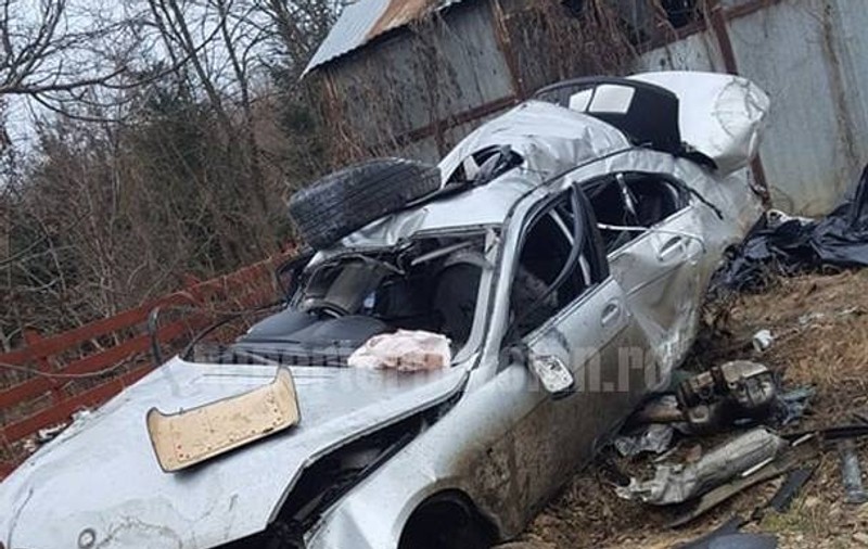 Doi morți și un rănit grav, într-un accident cumplit în Buzău. Tinerii se întorceau de la club/ FOTO
