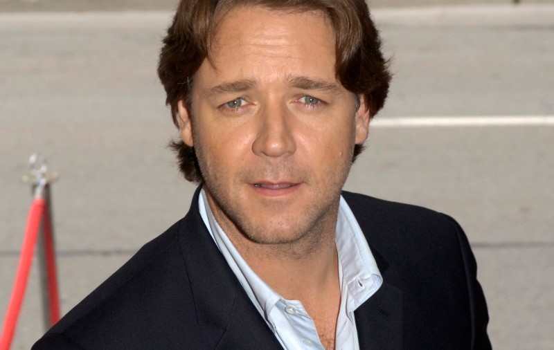 Russell Crowe încântat de tirul cu arcul