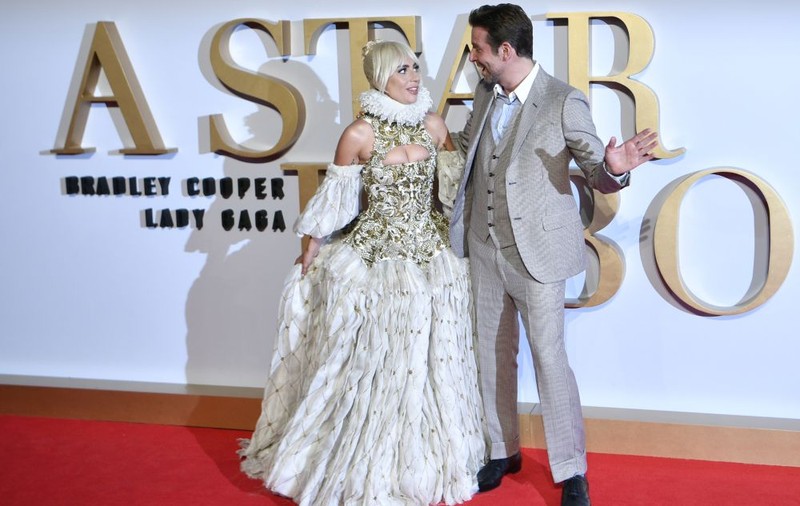 Lady Gaga ar fi însărcinată cu Bradley Cooper. „Toată lumea spune că Gaga radiază şi îşi ascunde burtica”