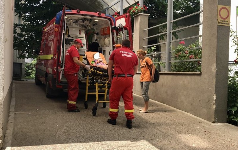 Fetiță de șase ani din Botoșani, lovită de o ușă metalică. Detaliul care i-a salvat viața