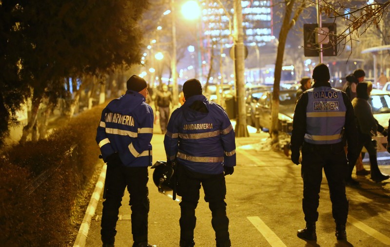 Două persoane care aveau materiale pirotehnice au fost reținute la Piața Victoriei
