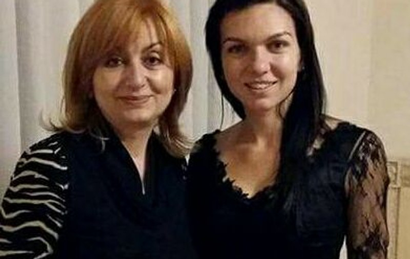 Cine e stilista Simonei Halep
