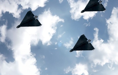 Trei drone kamikaze negre pe cer