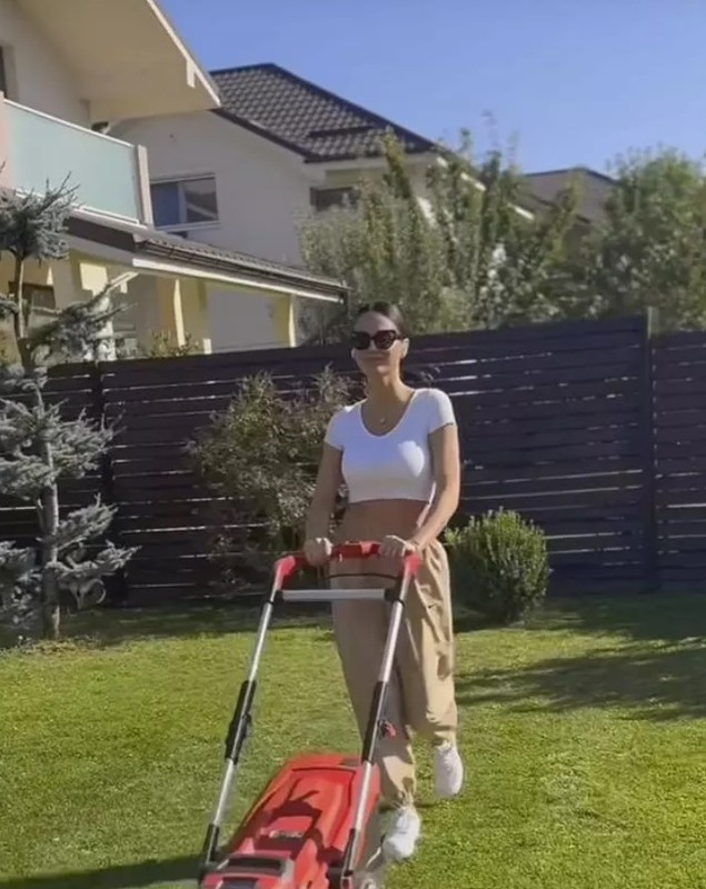 Cum se descurcă Geanina Ilieș după ce fiul ei a plecat de acasă. Patrick se află în Barcelona. „Ceea ce trăiește el acum este o transformare”
