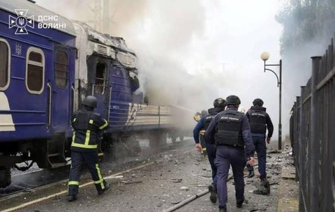 Tren lovit de o dronă rusească, la granița cu Polonia. Oficialii străini trecuseră prin zonă cu doar câteva minute înainte