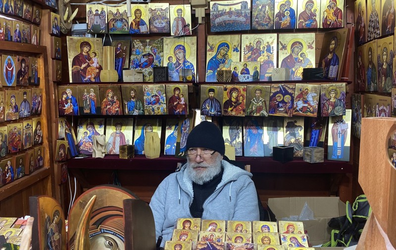 Cine e Liviu Balâc, „tezaurul uman” care pictează icoane bizantine la Târgul de Crăciun: „Nu cu pensula, ci cu sufletul” 