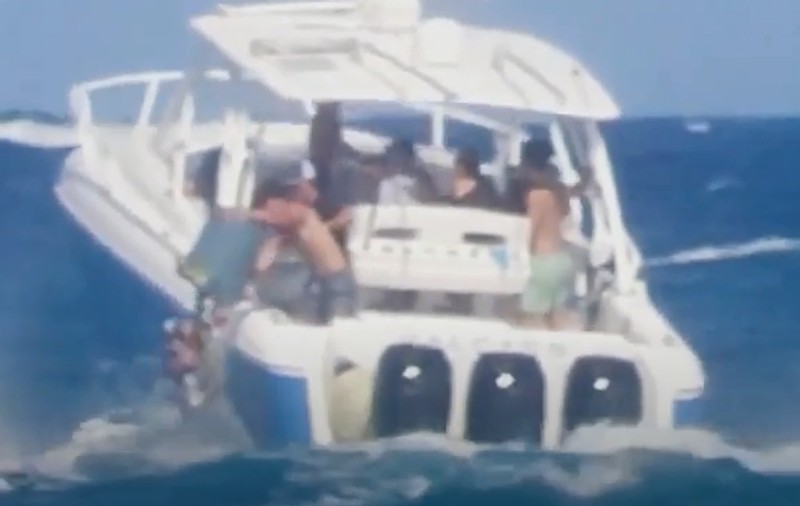 Ce pedeapsă riscă doi adolescenți din SUA care au petrecut pe un iaht cu prietenii și au fost filmați aruncând gunoiul în ocean | VIDEO