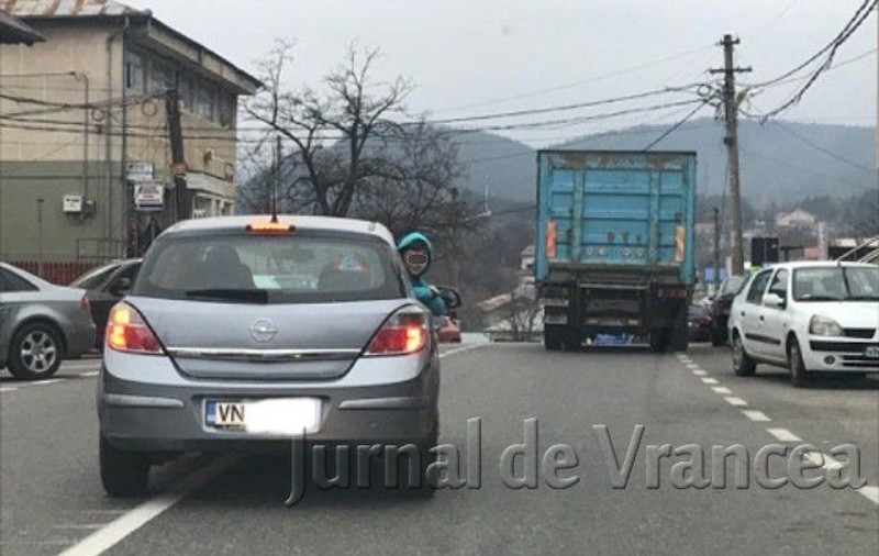 Copii ieșiți pe geamul din spate al unei mașini, surprinși în Vrancea. Șoferul nu a ținut cont de claxoane. Imagini revoltătoare