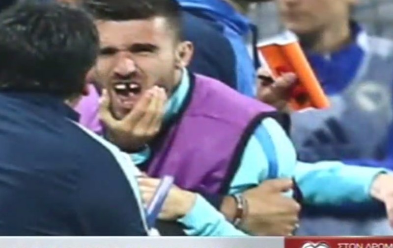 Dzeko i-a scos dinții din gură grecului Manolas, colegul lui de la Roma! Incidente incredibile la finalul partidei Bosnia - Grecia | VIDEO
