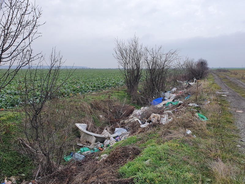 Gunoaie și în Măgurele (2), de-a lungul drumului de pământ care se continuă spre orașul ilfovean